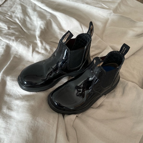 BLUNDSTONE KIDS PATENT BLACK LEATHER - SIZE 1 - Picture 2 of 5